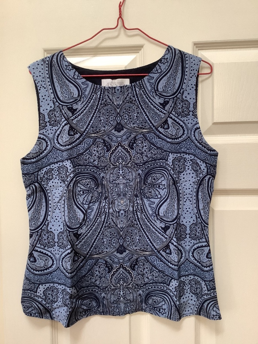 Casual Corner Annex sleeveless silk top. Size 6. Blue